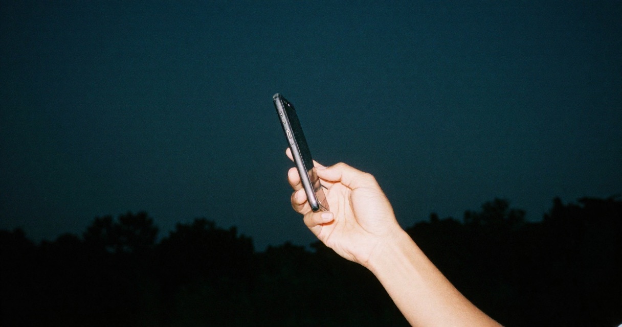 Trovare il bersaglio: puntare il telefono su quello che l'occhio non vede (Immagine generata con IA)